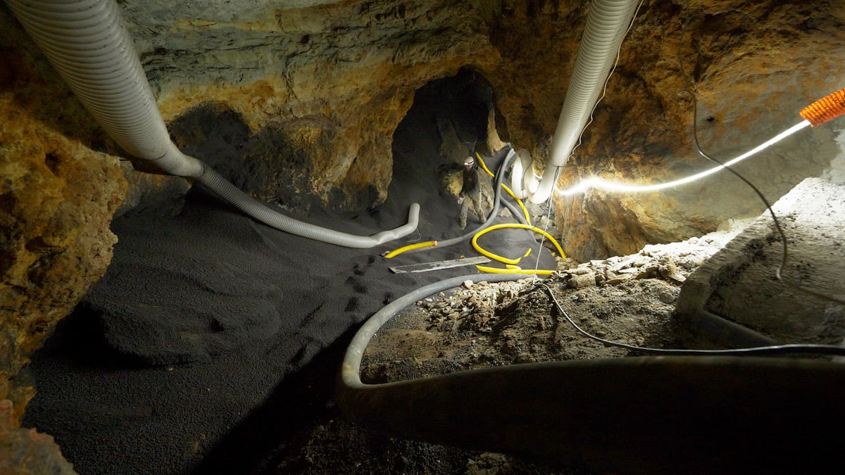 filling underground cavities with expanded clay and resins