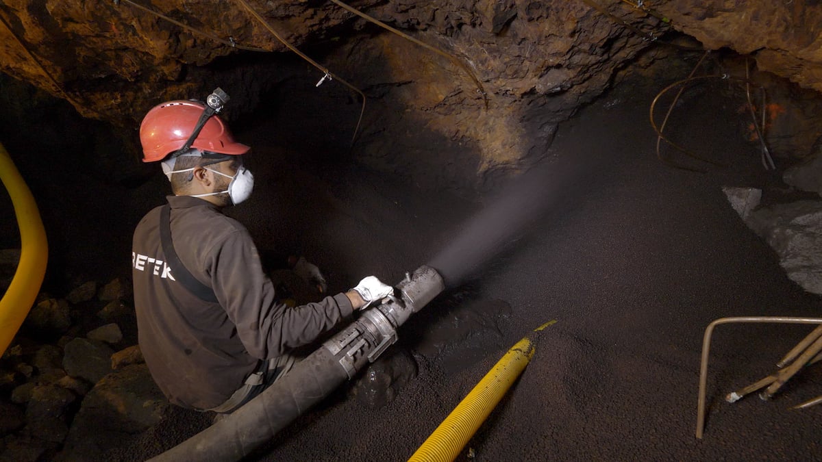 pumping expanded clay for filling underground cavities