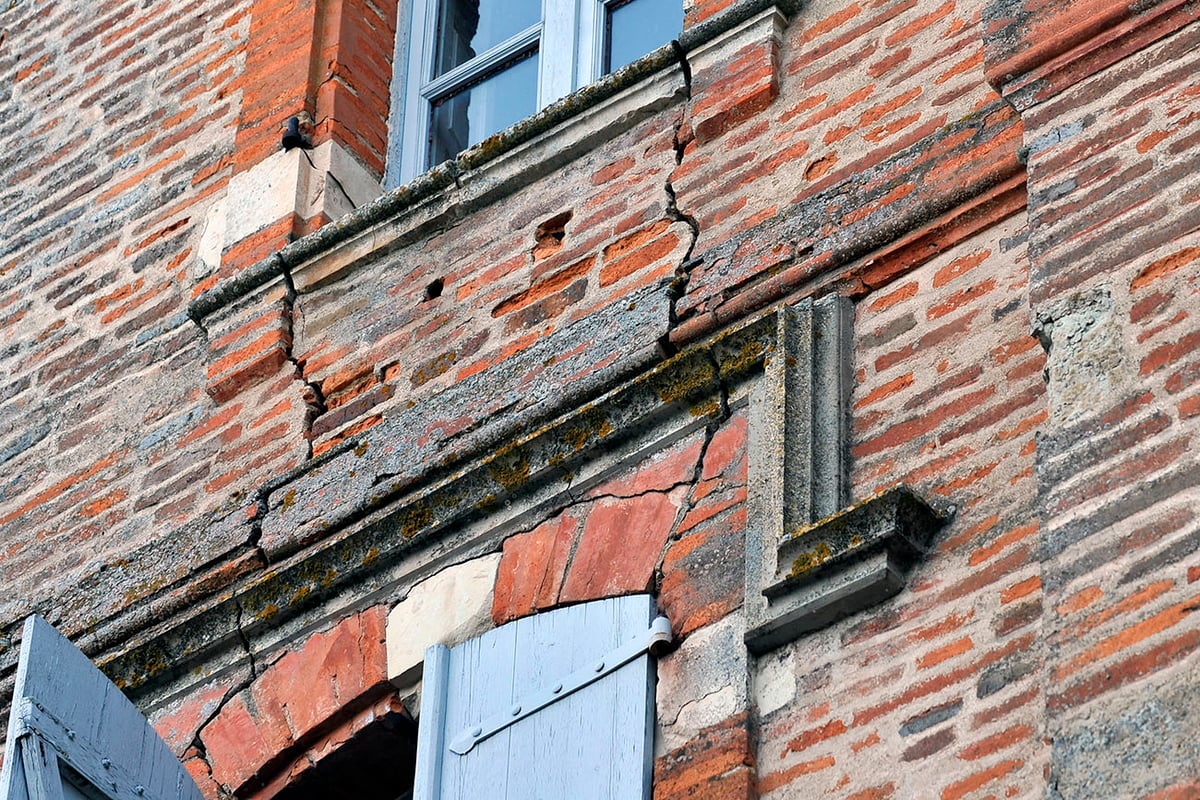 cracks in the walls cracks subsidence of foundation soil