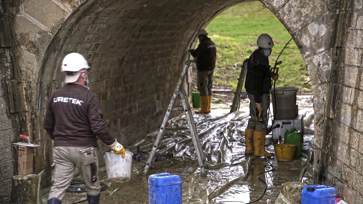 infiltration water walls against the ground-underpass