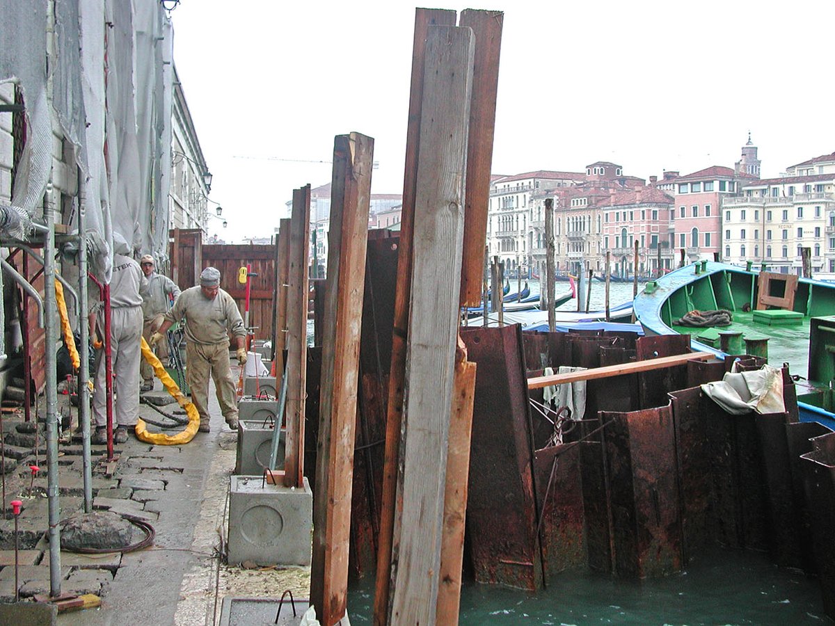 bank wall subsidence consolidation with expanding resins