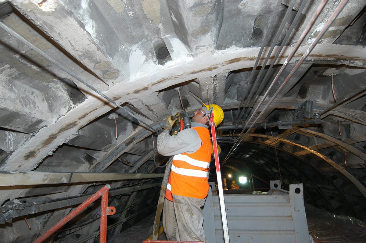 infiltrations lining walls concrete tunnel