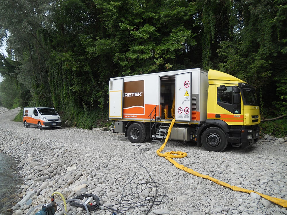 tecnici uretek in azione consolidamento piloni ponte