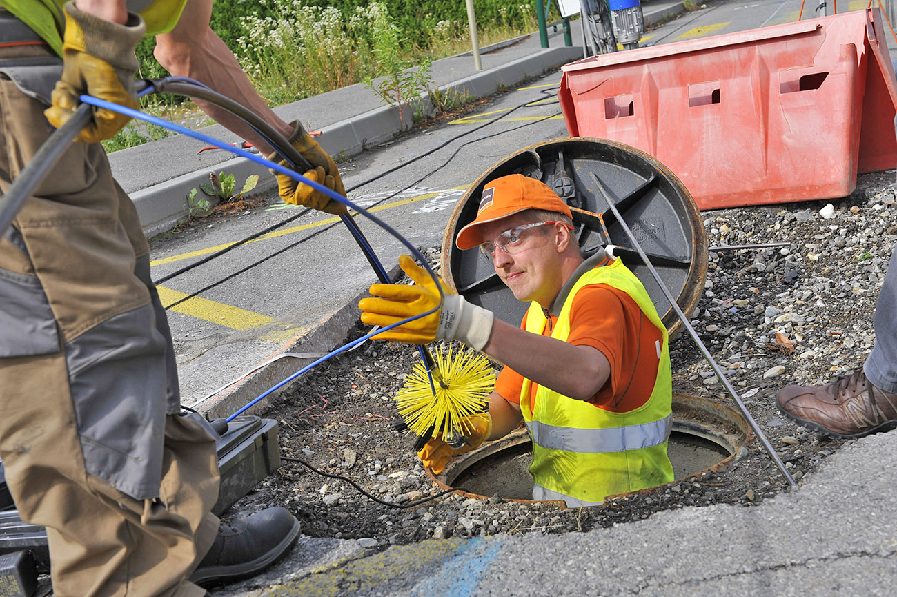 filling cavity under road surface