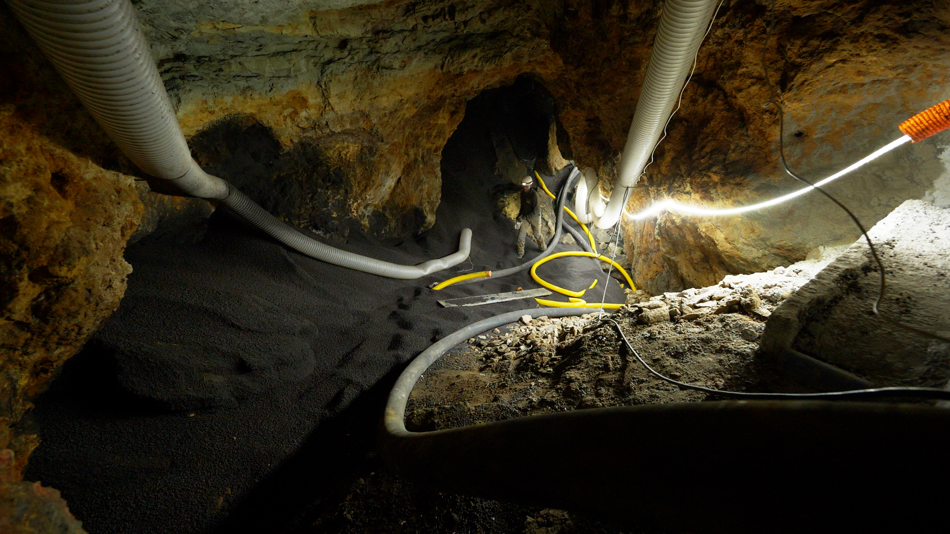filling underground cavities with expanded clay and resins