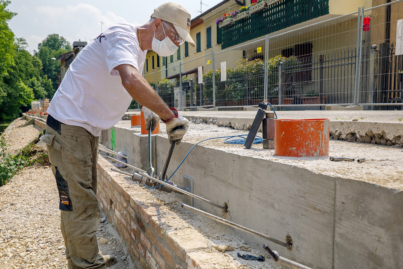 immediate tensioning anchoring wall contact with the ground