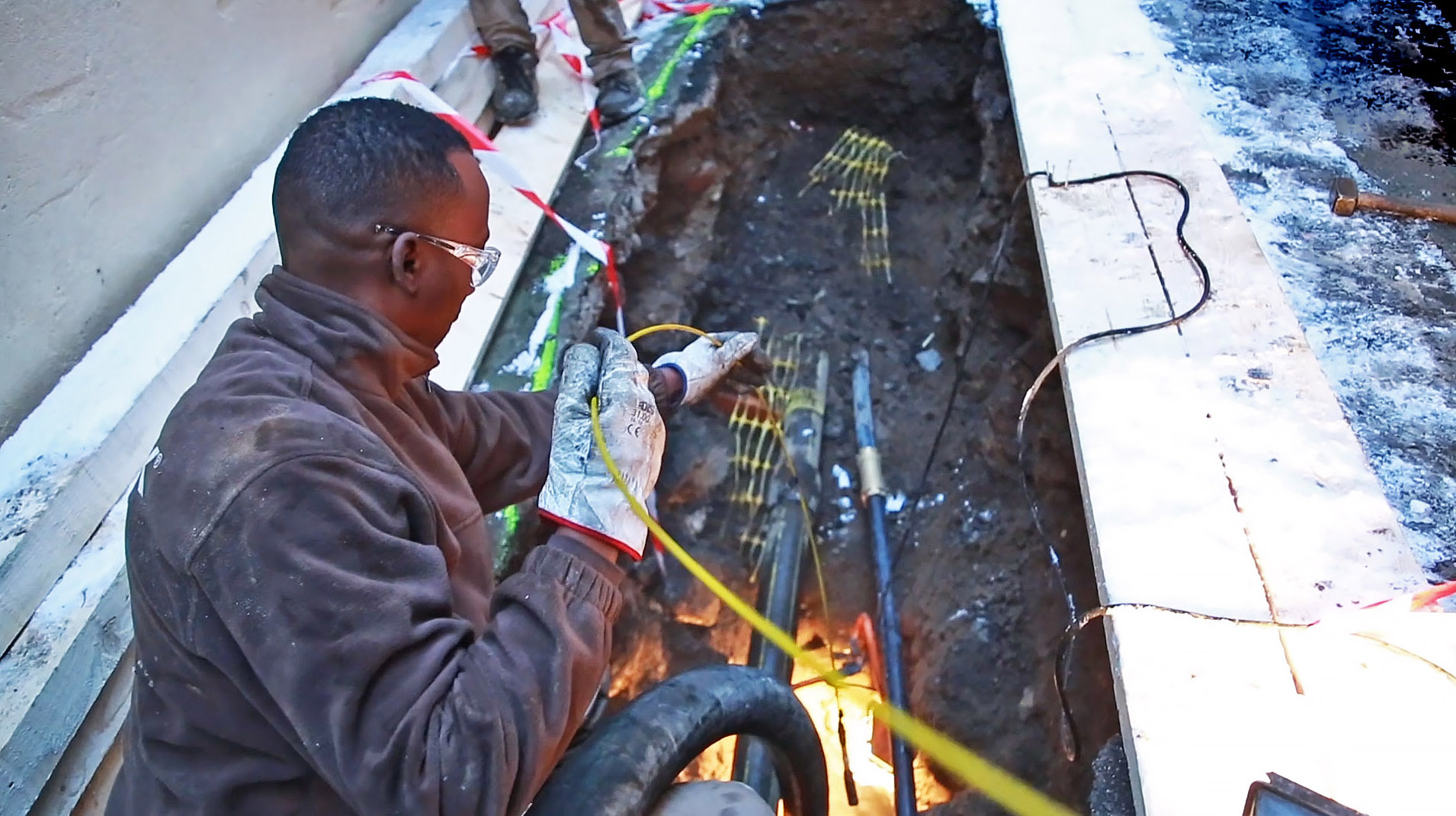 filling cavity securing pipes