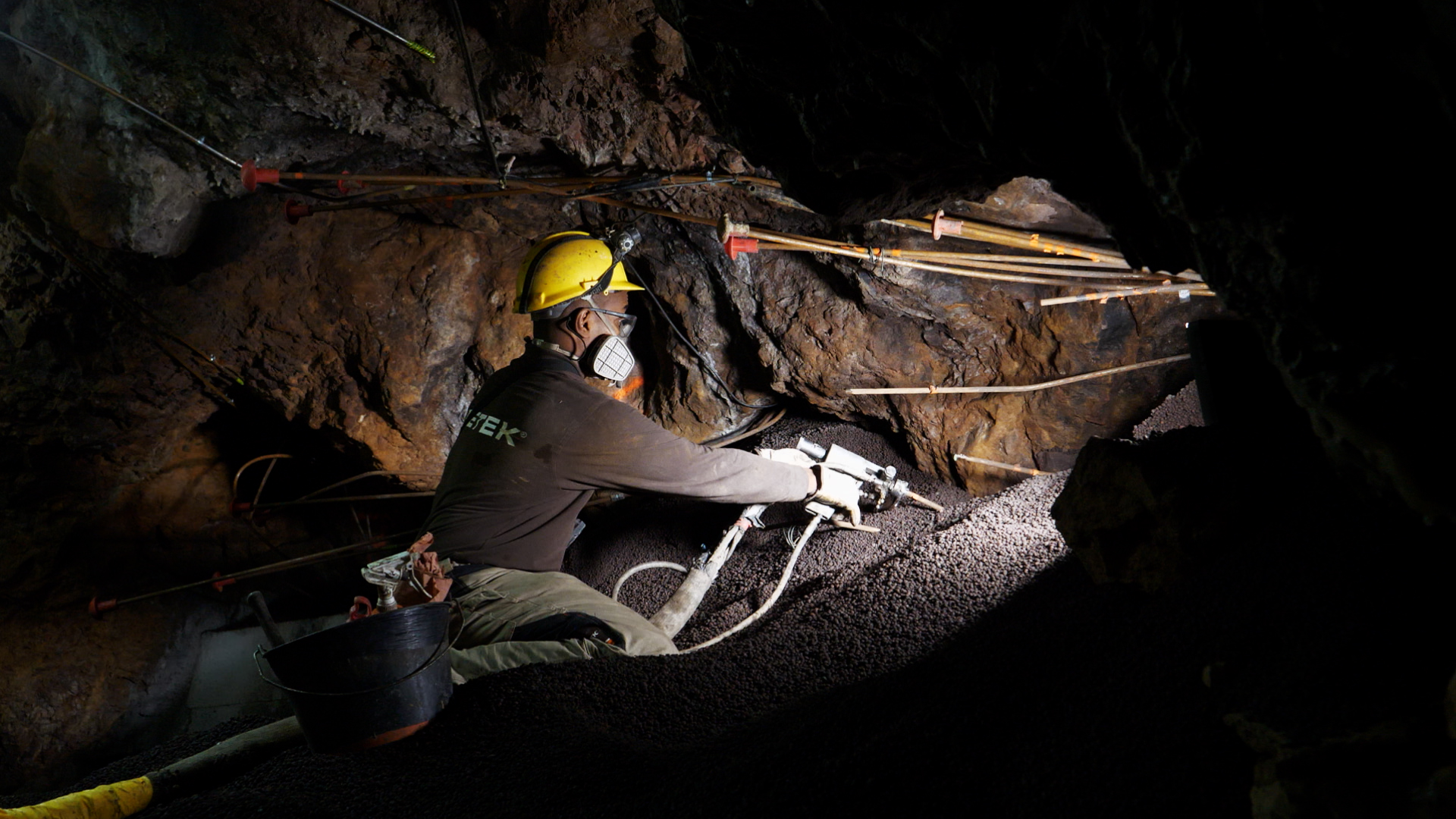 filling underground cavities crawl space with injections expanded clay resins