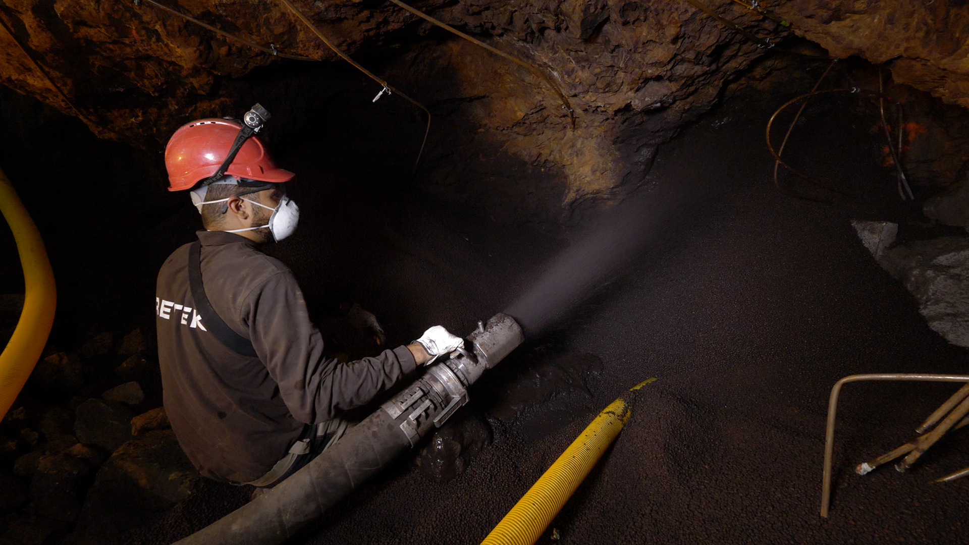pumping expanded clay for filling underground cavities