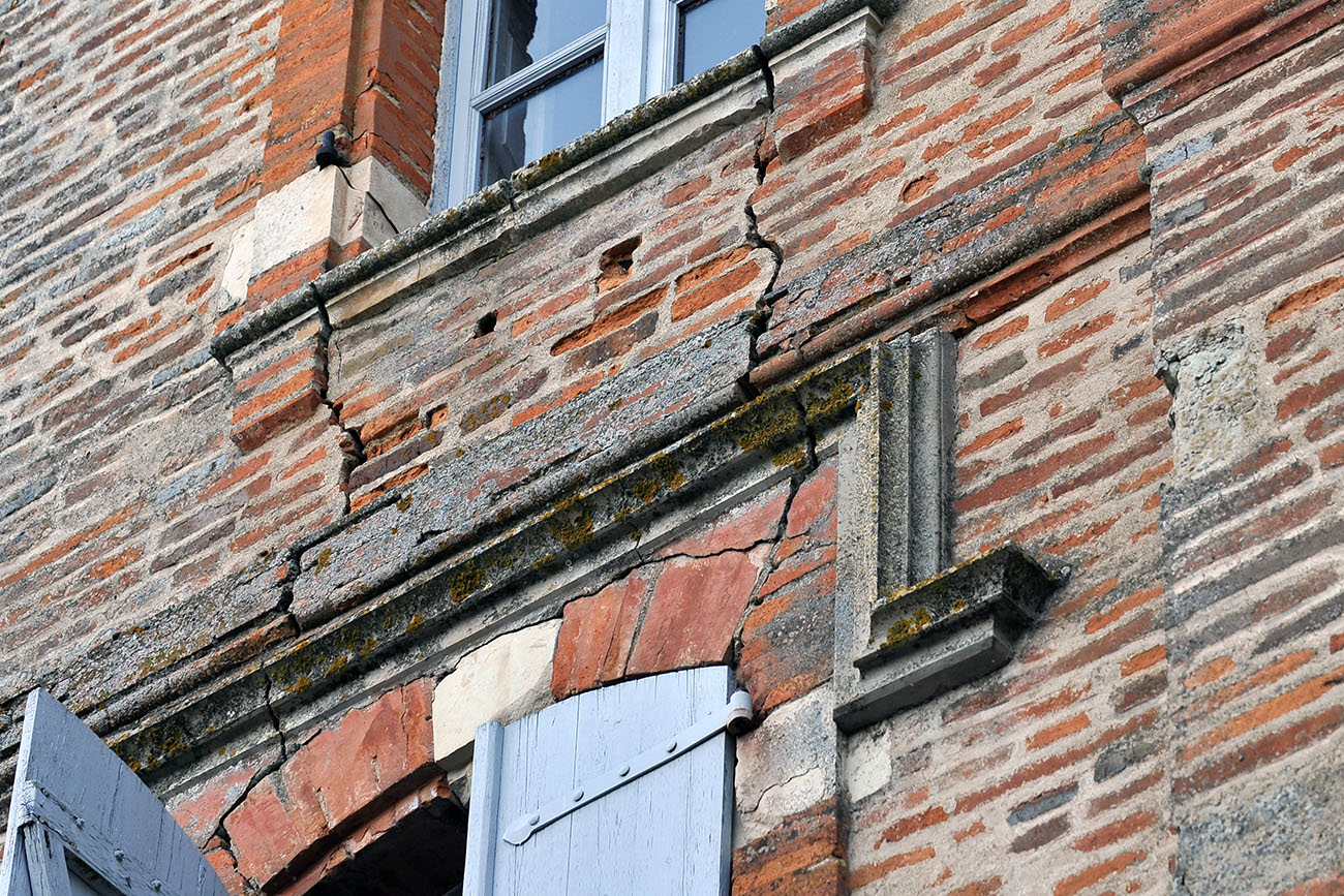 cracks in the walls cracks subsidence of foundation soil