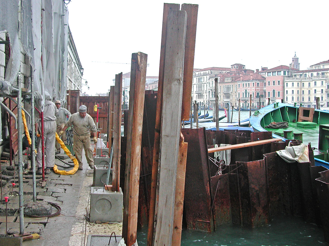 bank wall subsidence consolidation with expanding resins